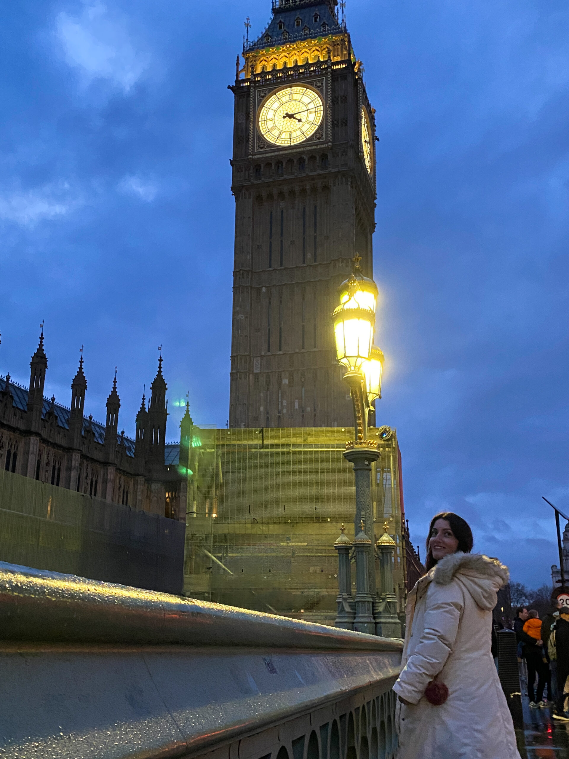 big ben abec des lumières et une personne devant