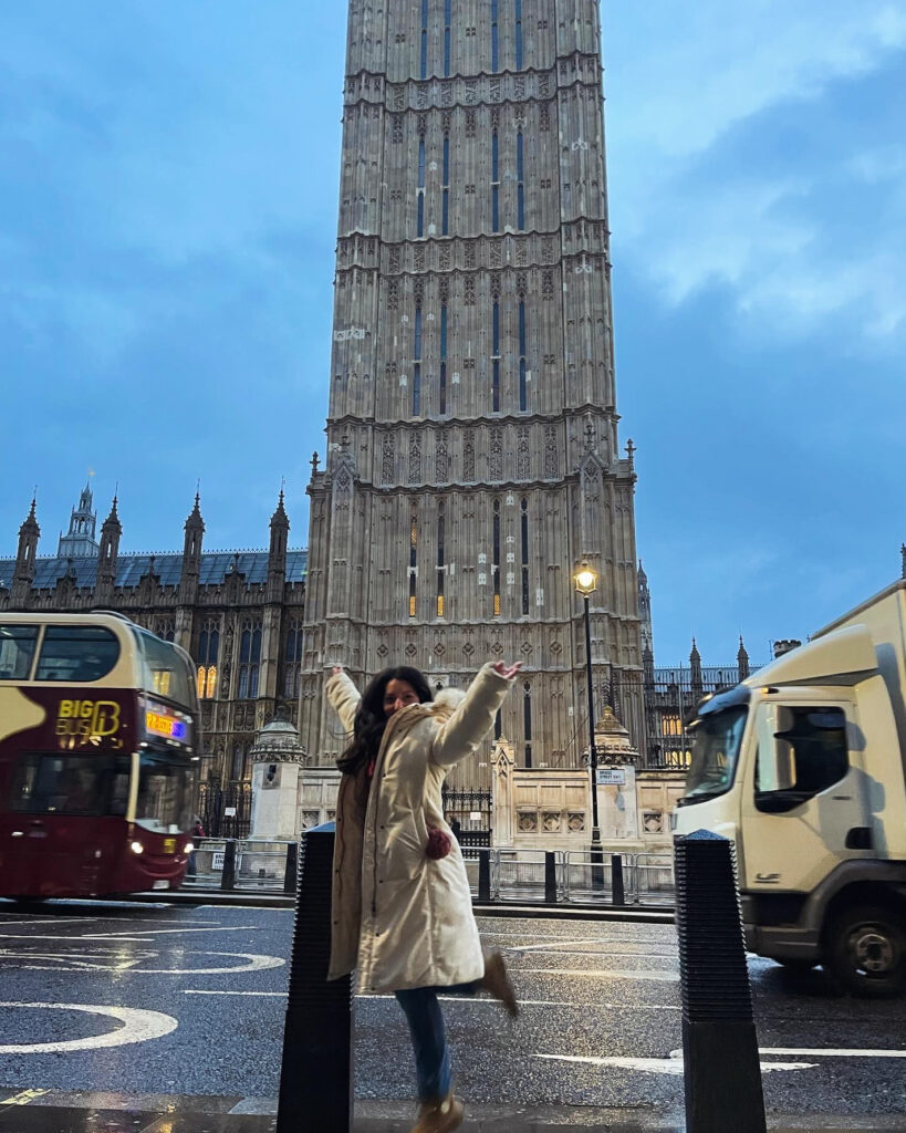 big ben, avec une personne devant, la route et des voitures