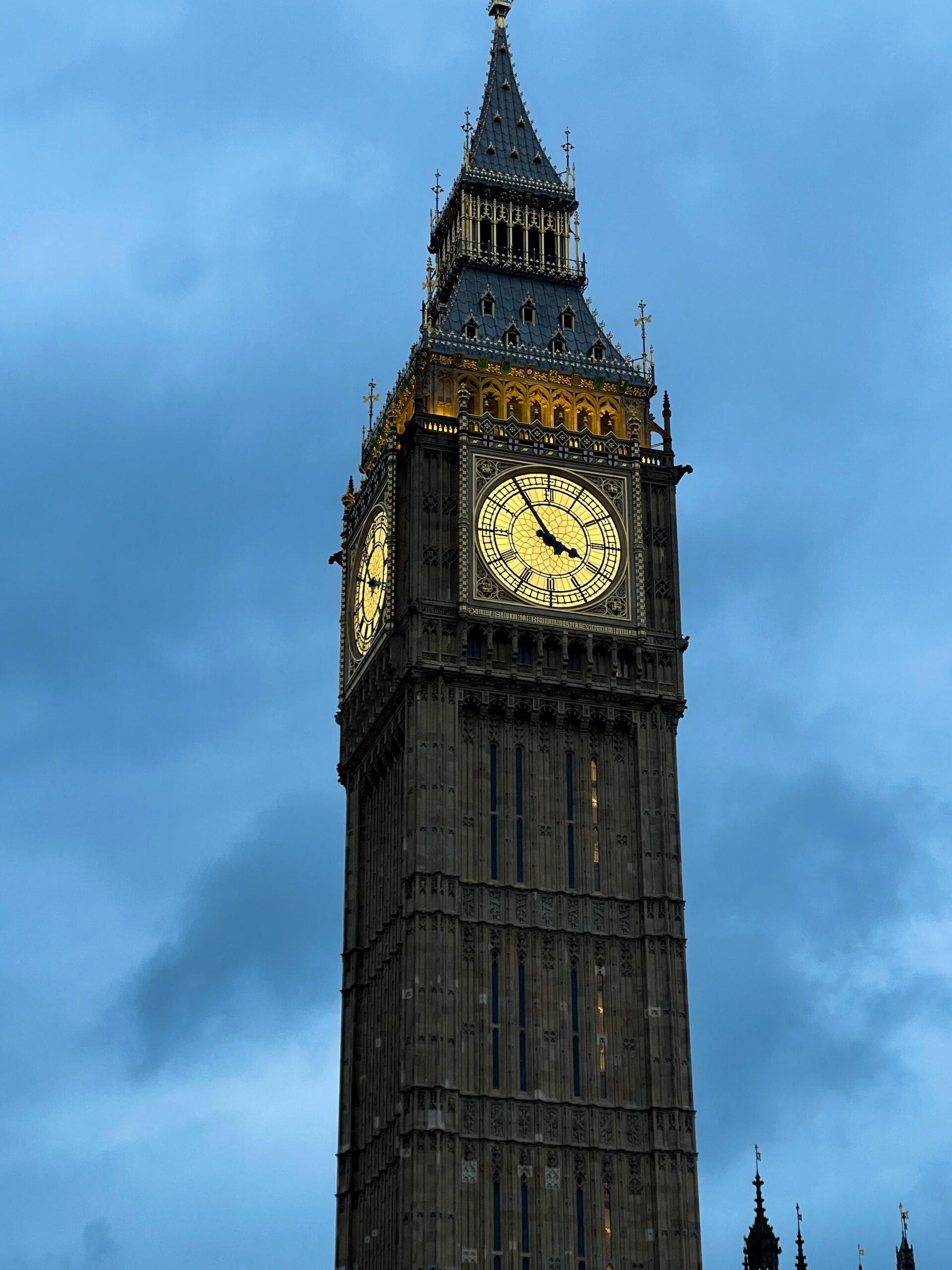 un gros plan sur big ben, lumineux, avec en fond le ciel