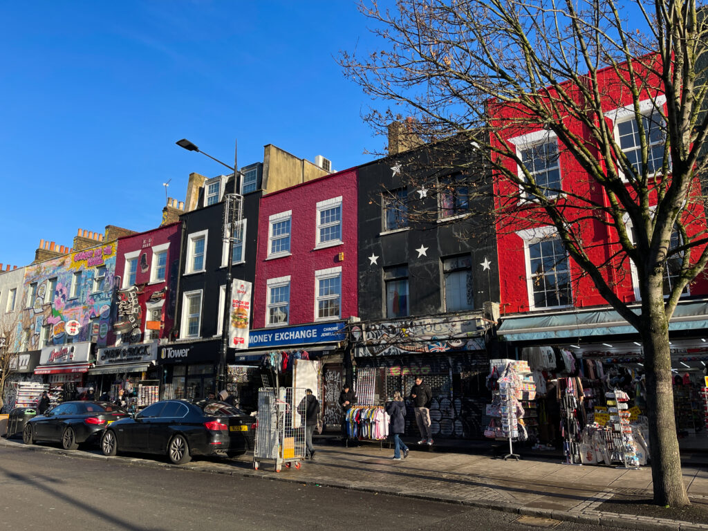 photo de la rue de camden town, avec des magasins, des immeubles et des personnes