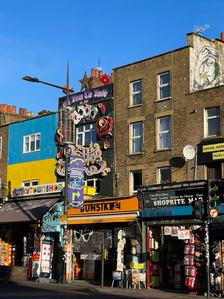 des bâtiments avec des décorations, des magasins