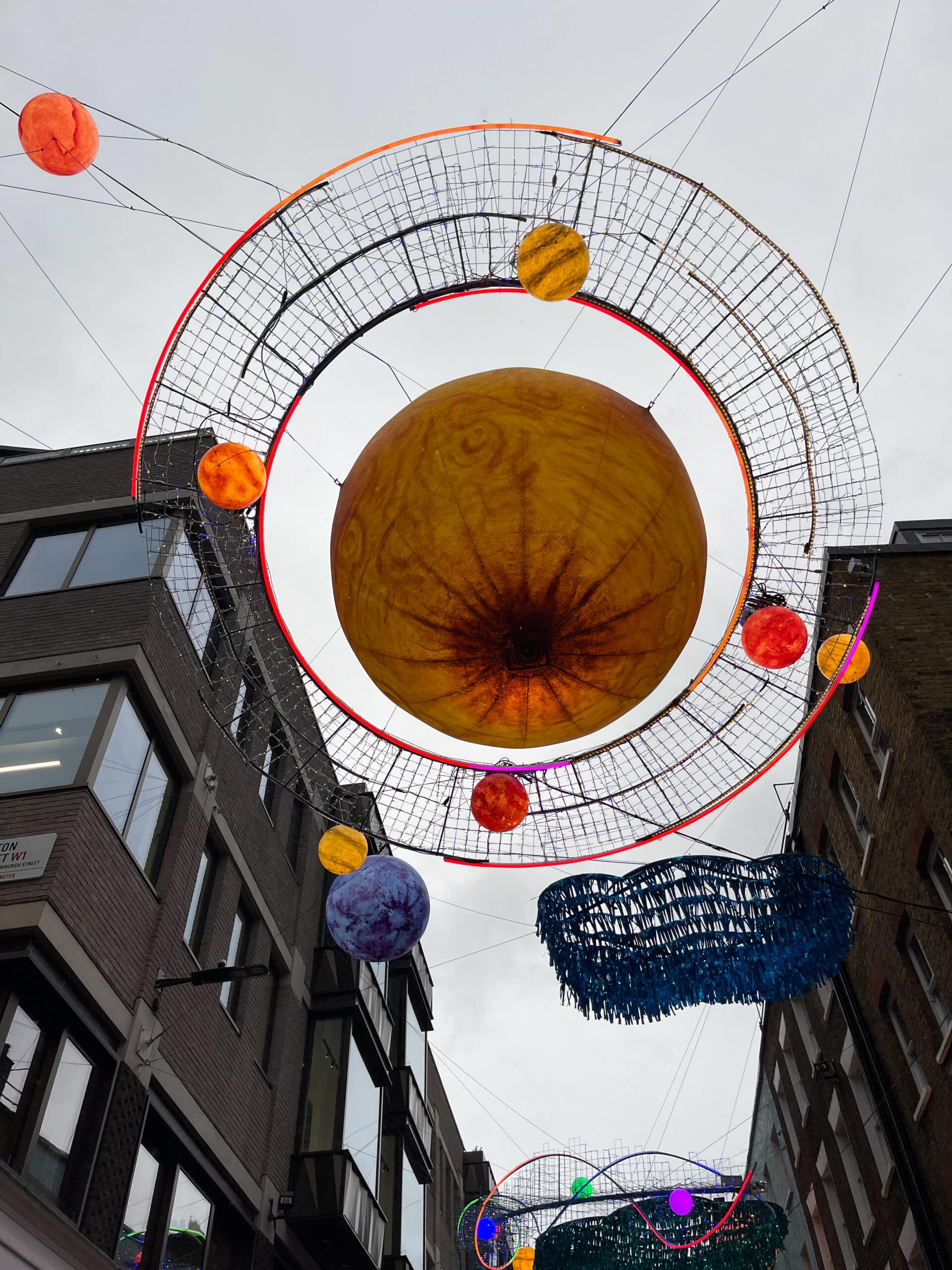 décoration d'une grande planète et de plusieurs petites planètes avec deux batiment