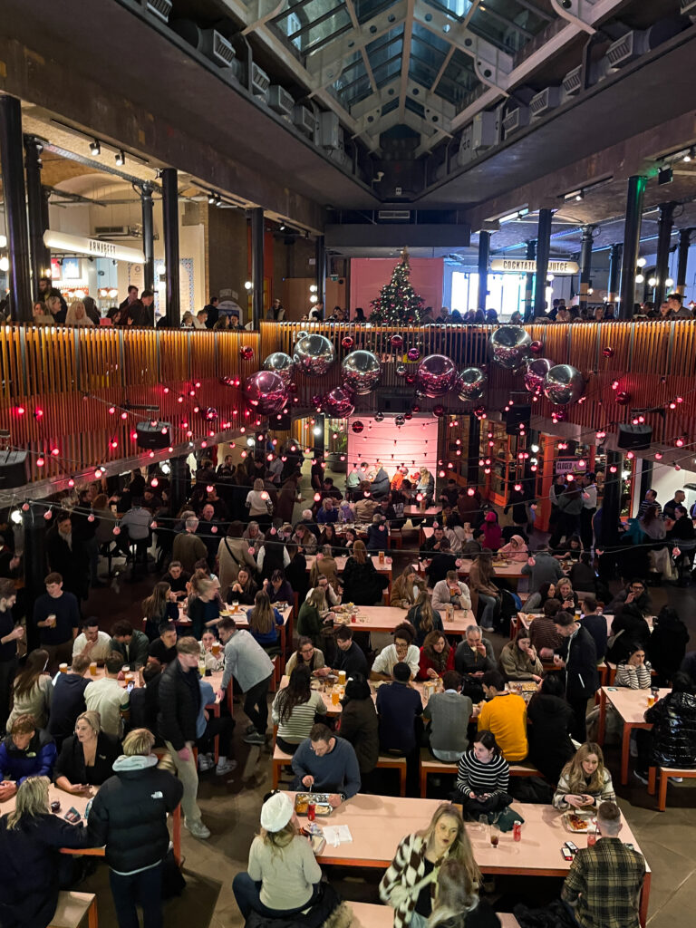 restaurants, boules décoratives, avec sapin de noel, restaurants, et beaucoup de personnes