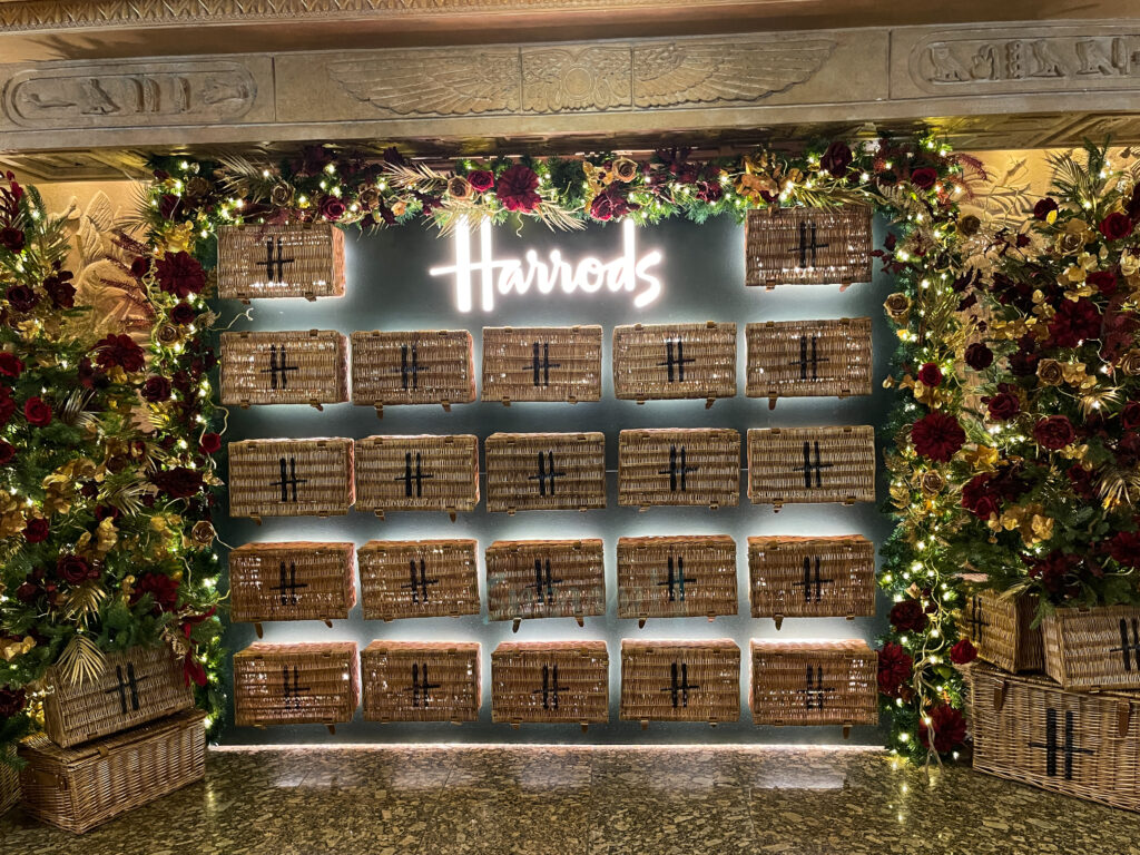 vitre harrods avec des petits panier, une lumière et des fleurs