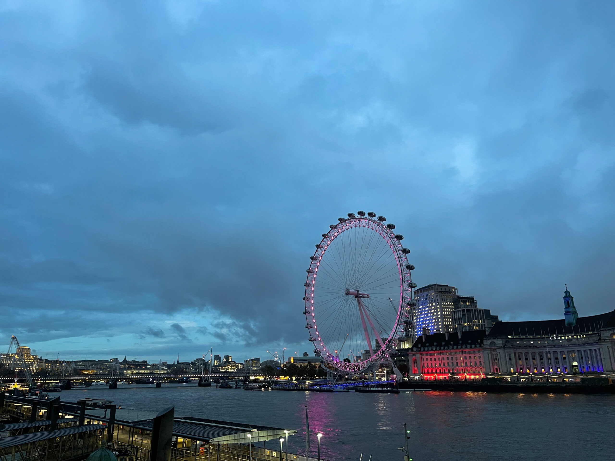 photo de la ville le soir avec toutes les lumières de la villes et london eyes