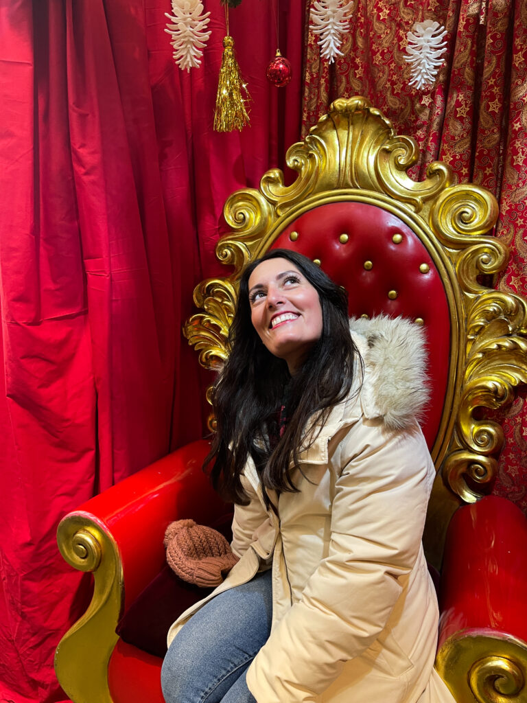 photo selfie, dans un siege rouge et doré, et des décorations de noel