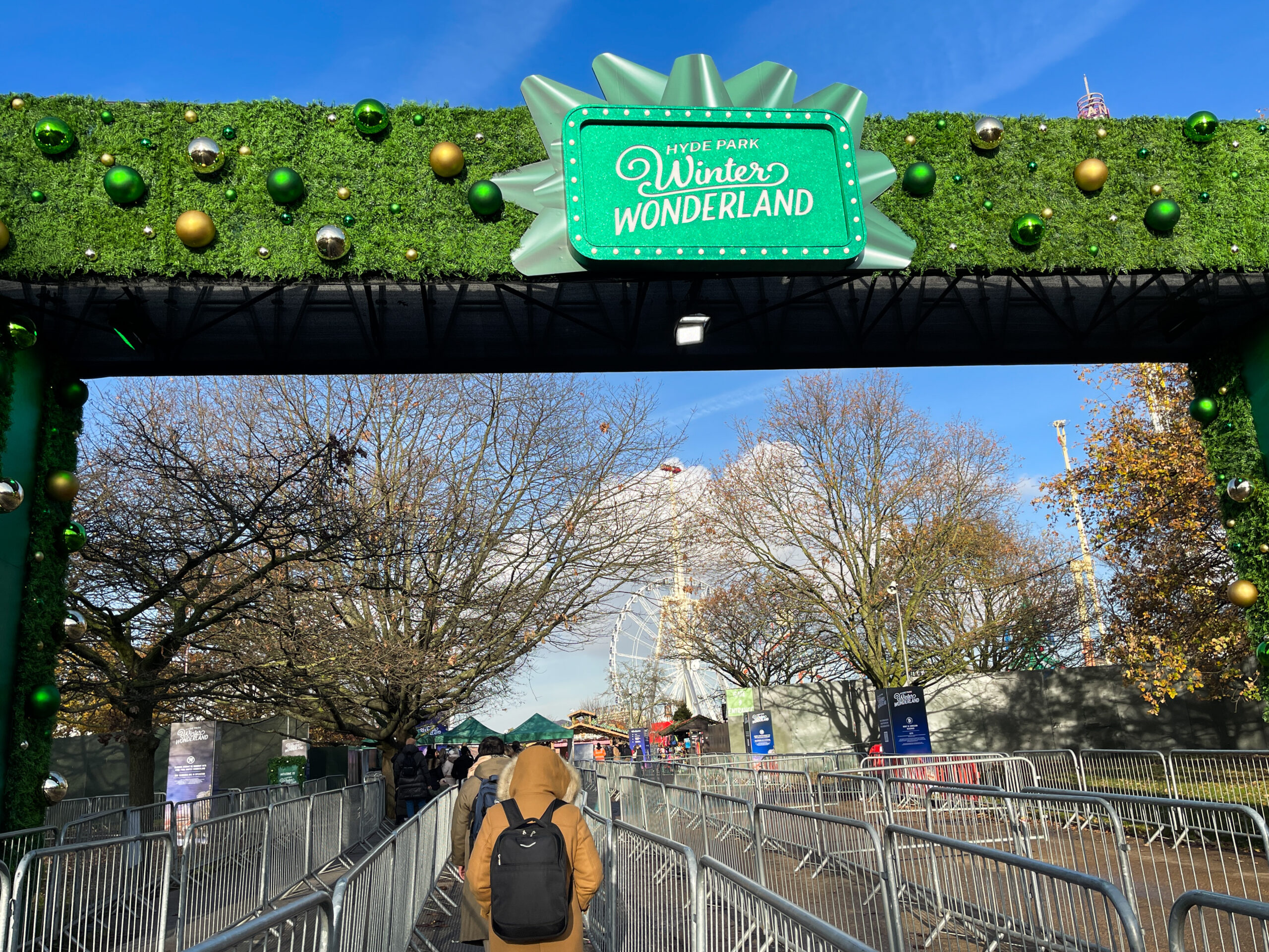 winter wonderland avec des barrières, une file d'attente, des boules de noel avec un gros noeud