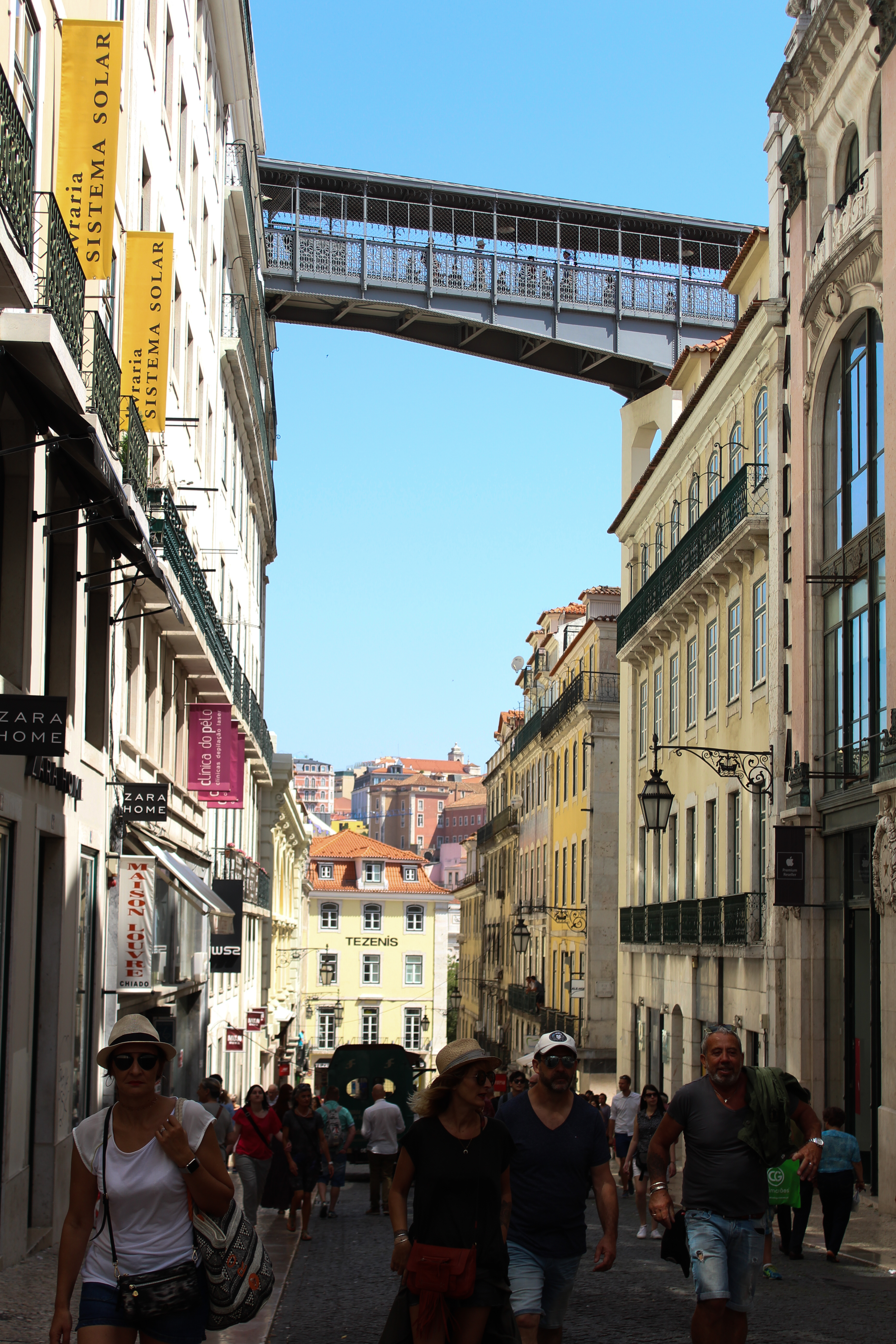 rue de lisbonne avec des personnes et l'ascenseur
