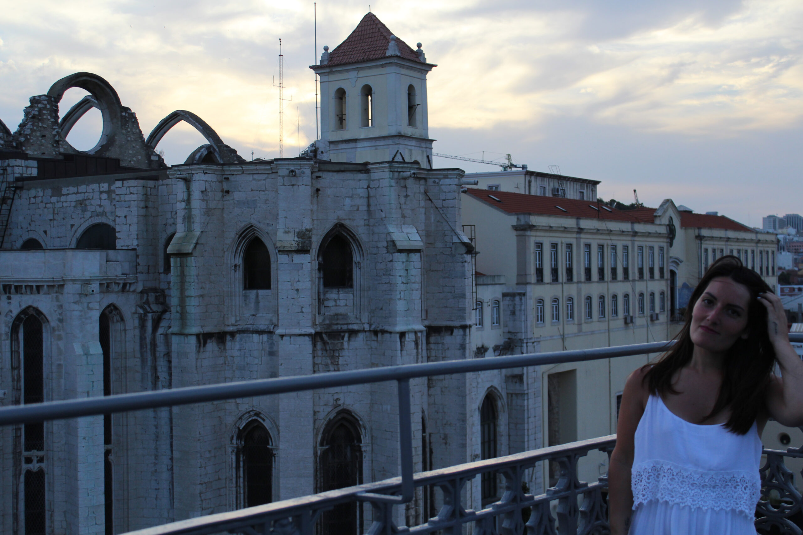 femme devant la ville au coucher de soleil de lisbonne