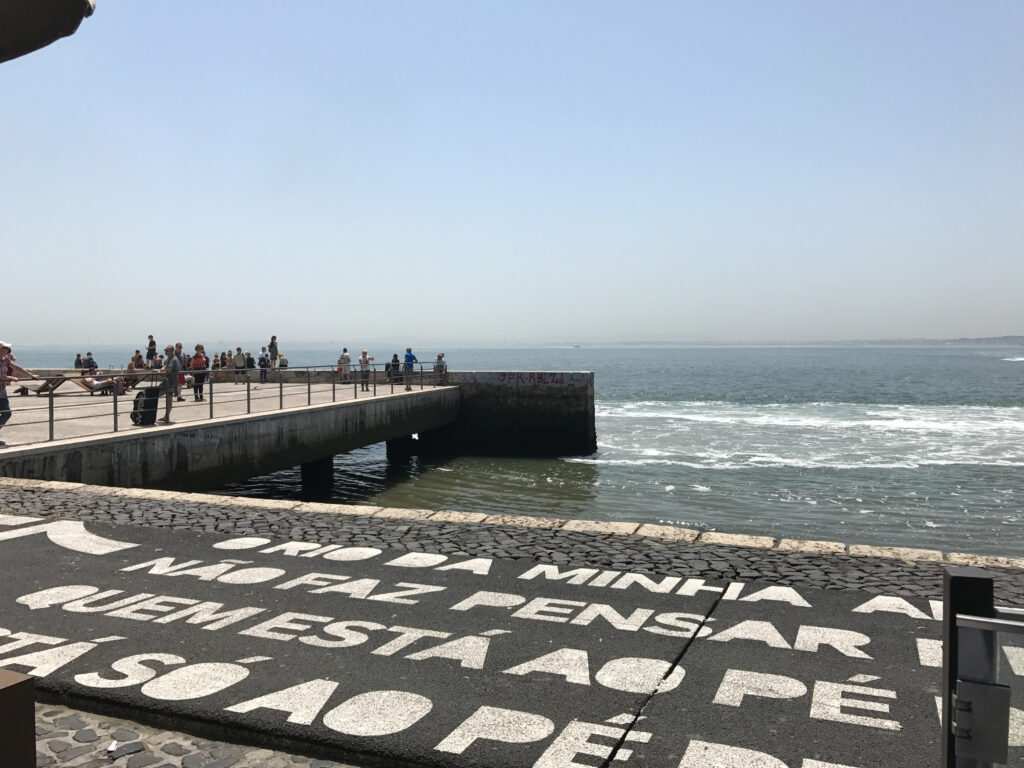 photo du fleuve de lisbonne avec ponton