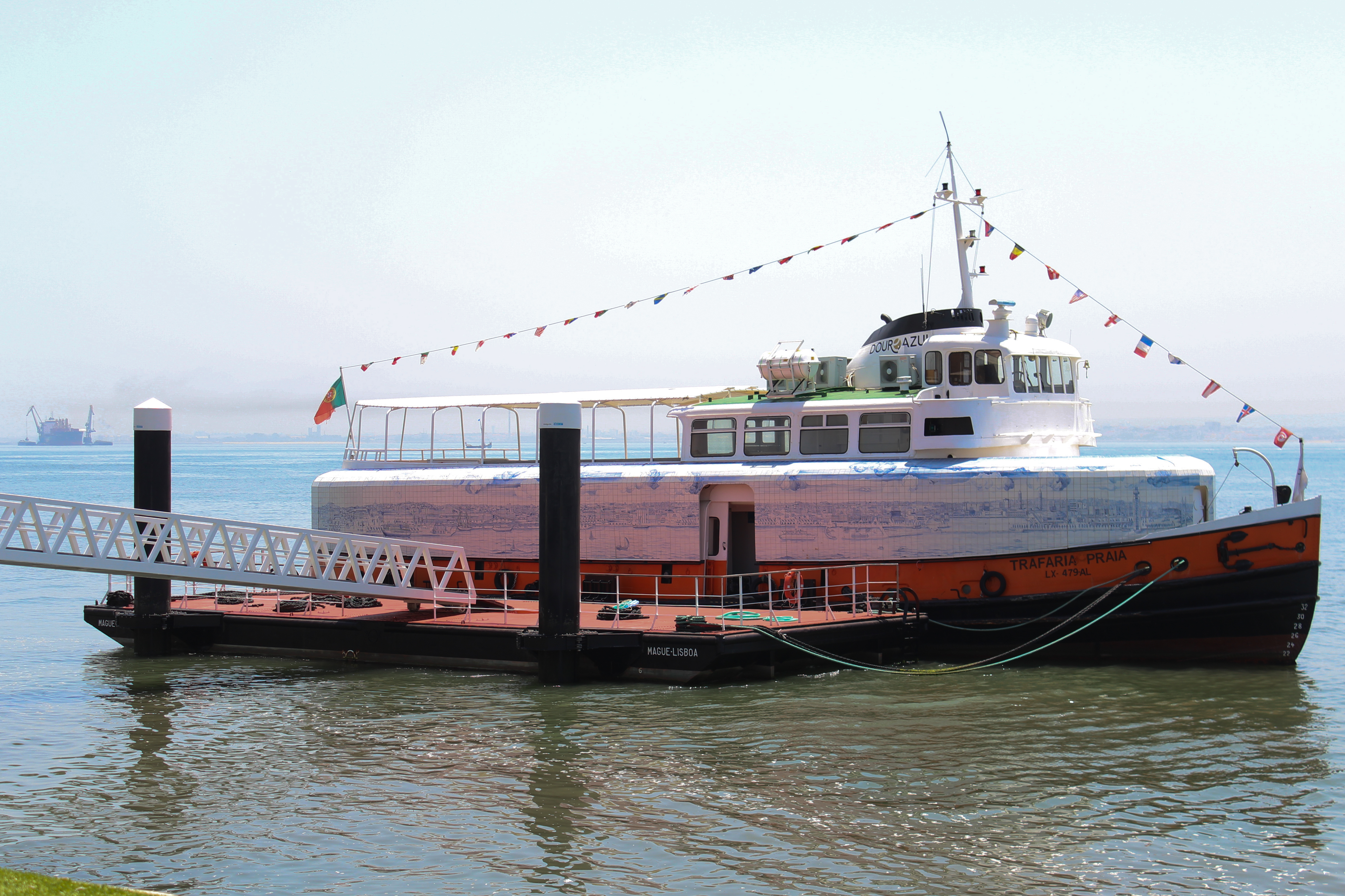 bâteau à lisbonne sur le fleuve
