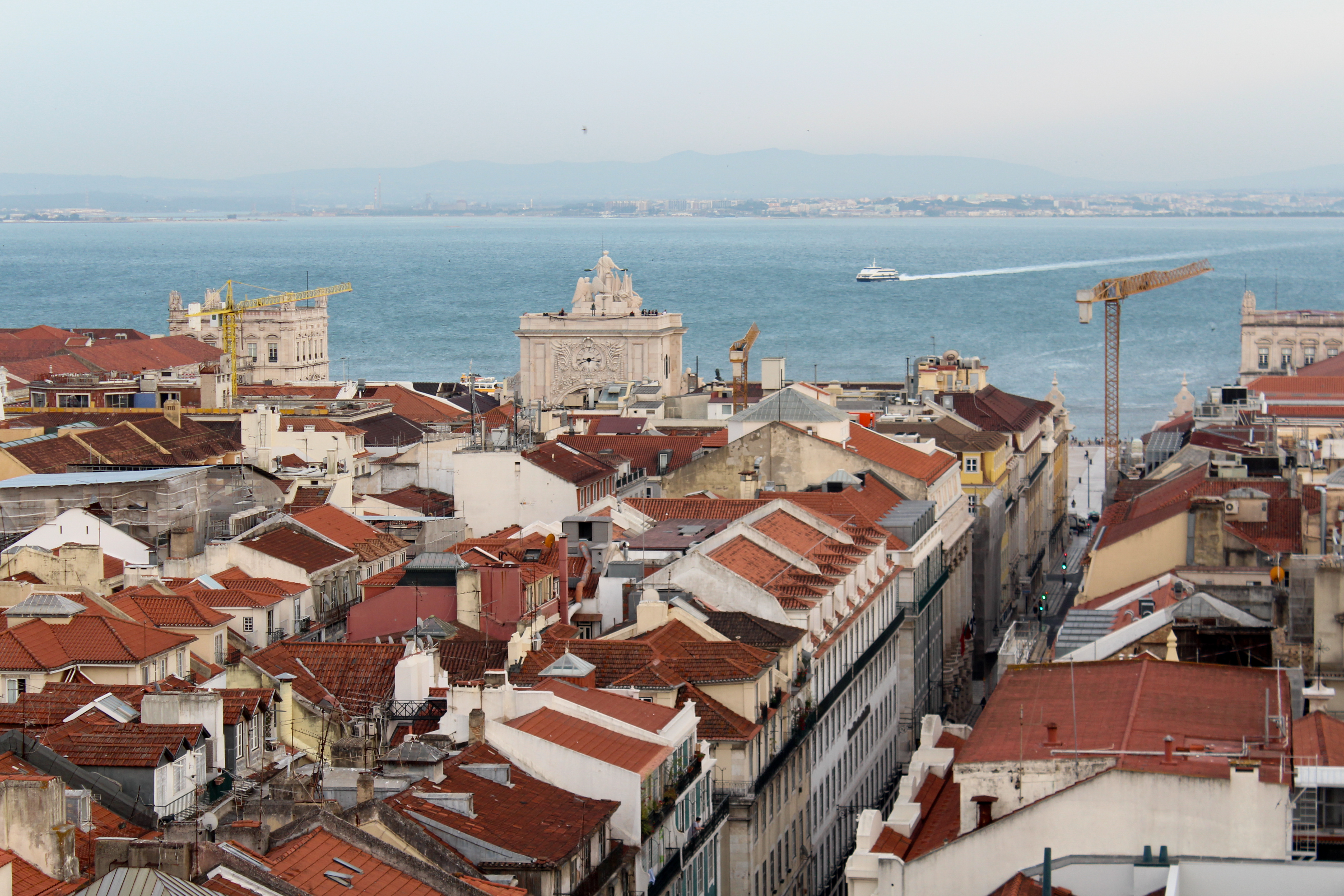 vue sur la ville de lisbonne, les toits rouges, et le fleuve