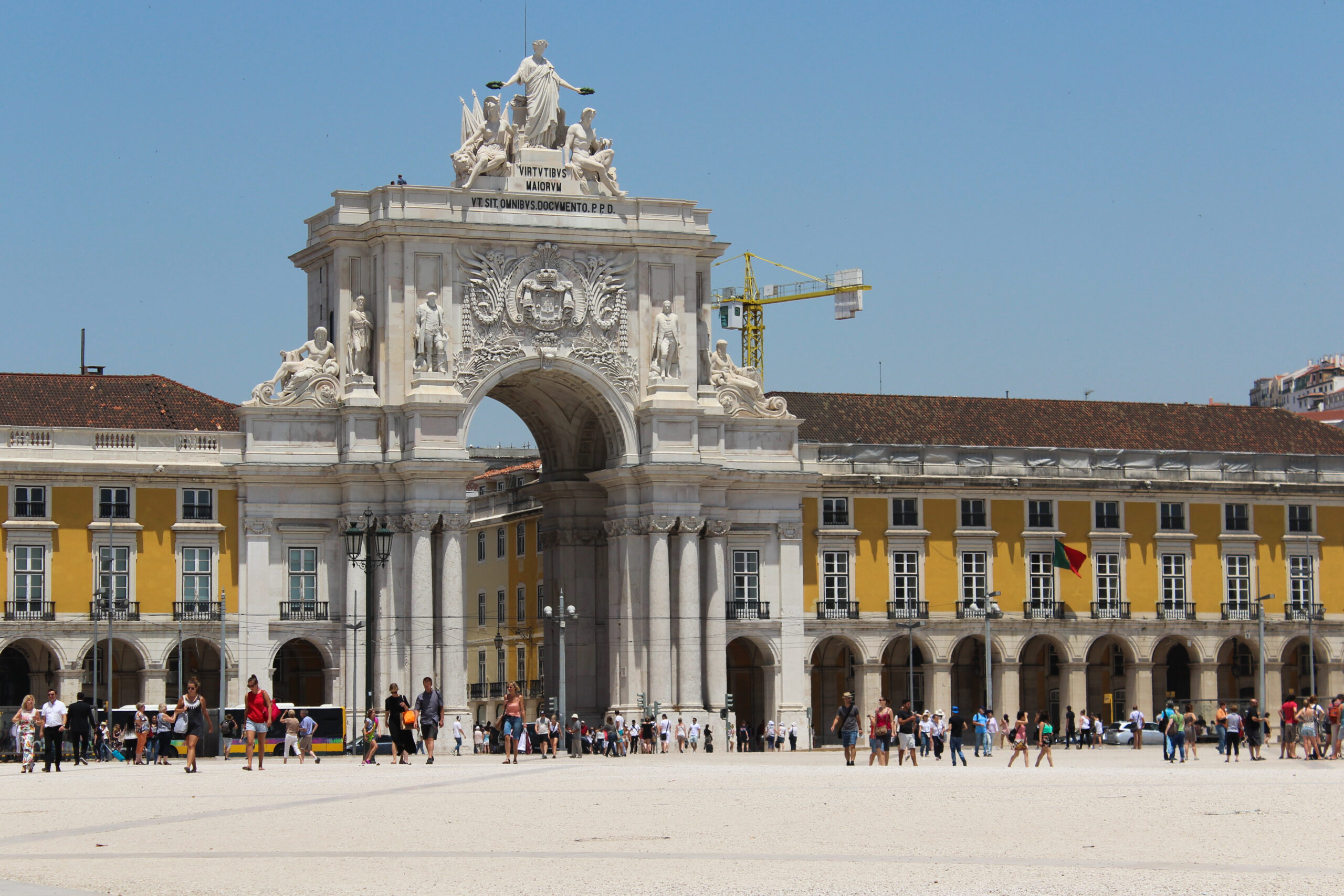 place du commerce de lisbonne avec beaucoup de gens
