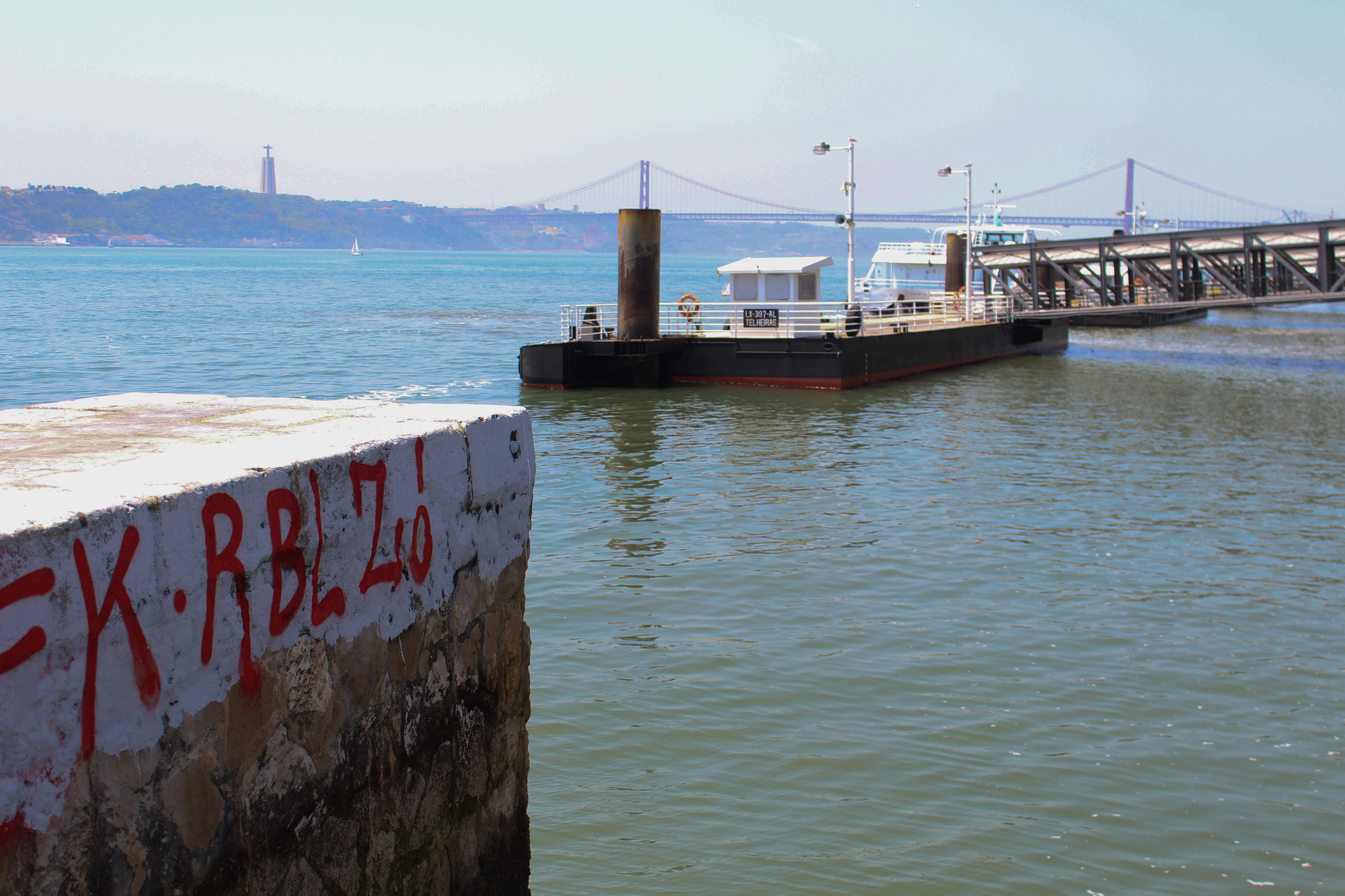 photo du fleuve de lisbonne avec ponton