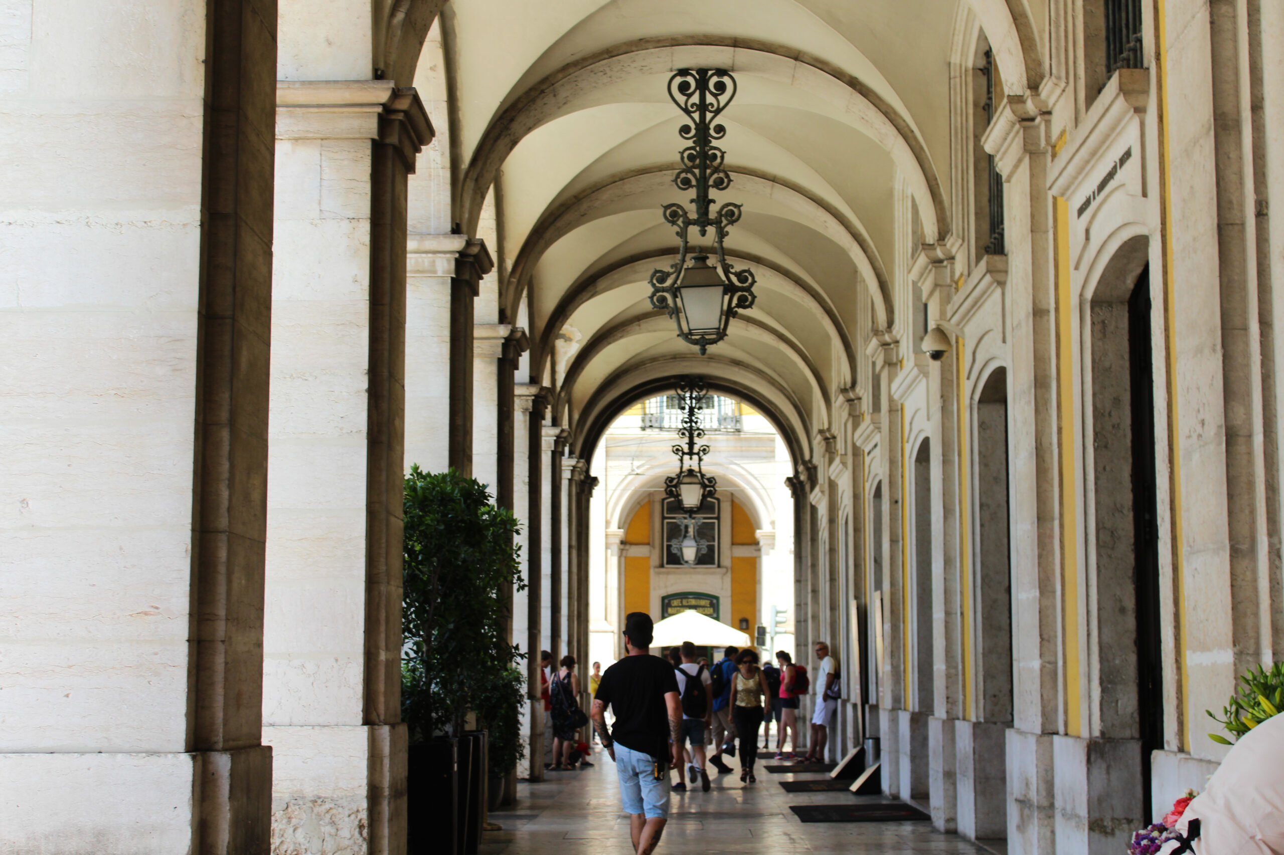porche de la place du commerce de lisbonne