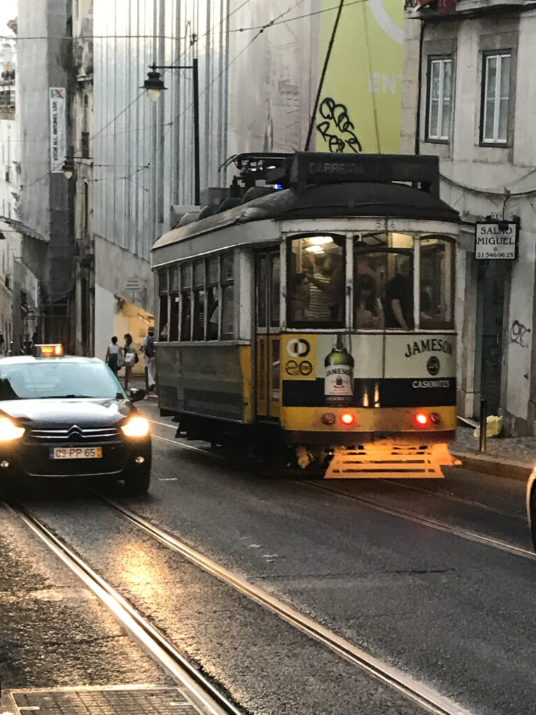 tramway jaune et taxi