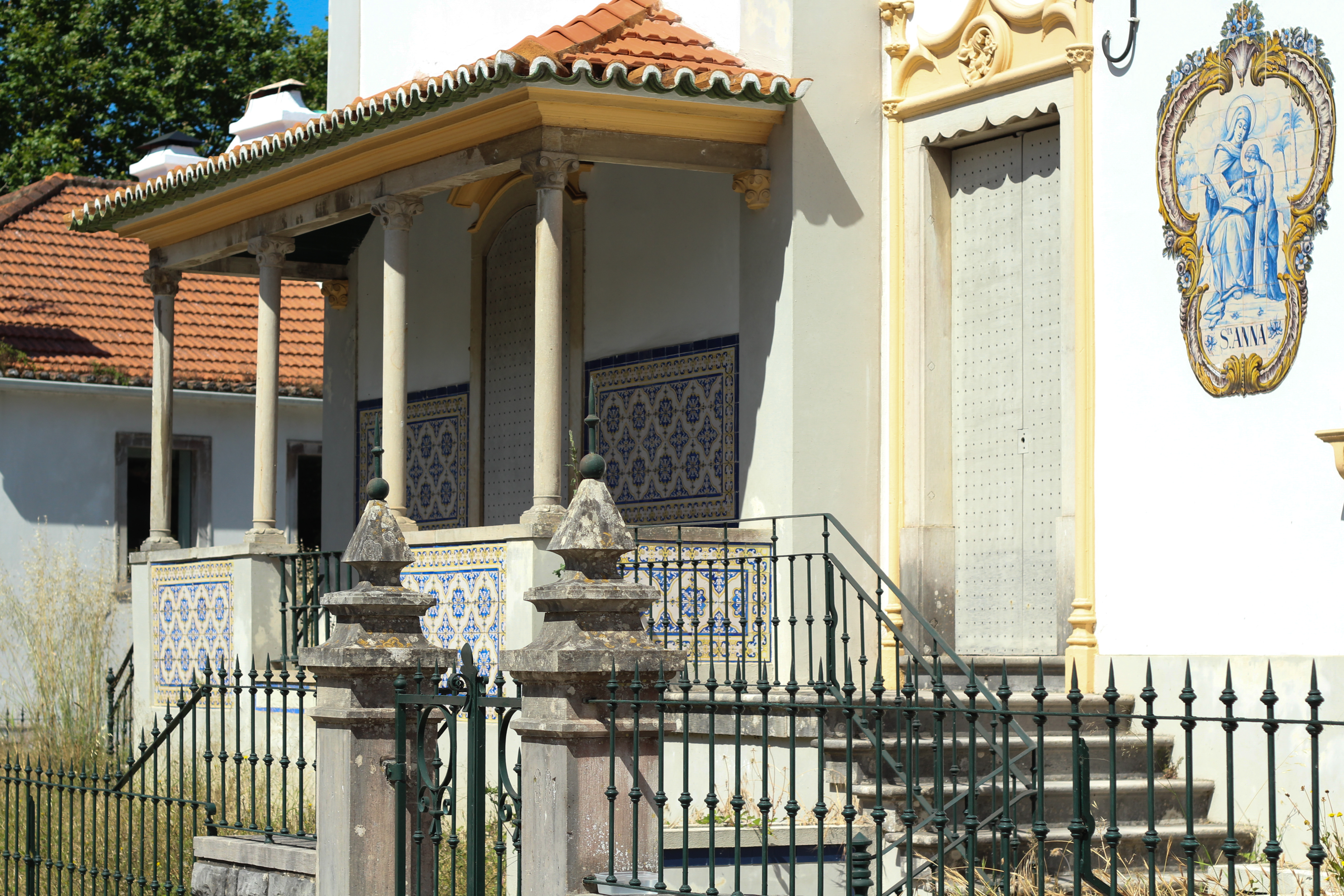 photo de l'avant d'une maison colorée