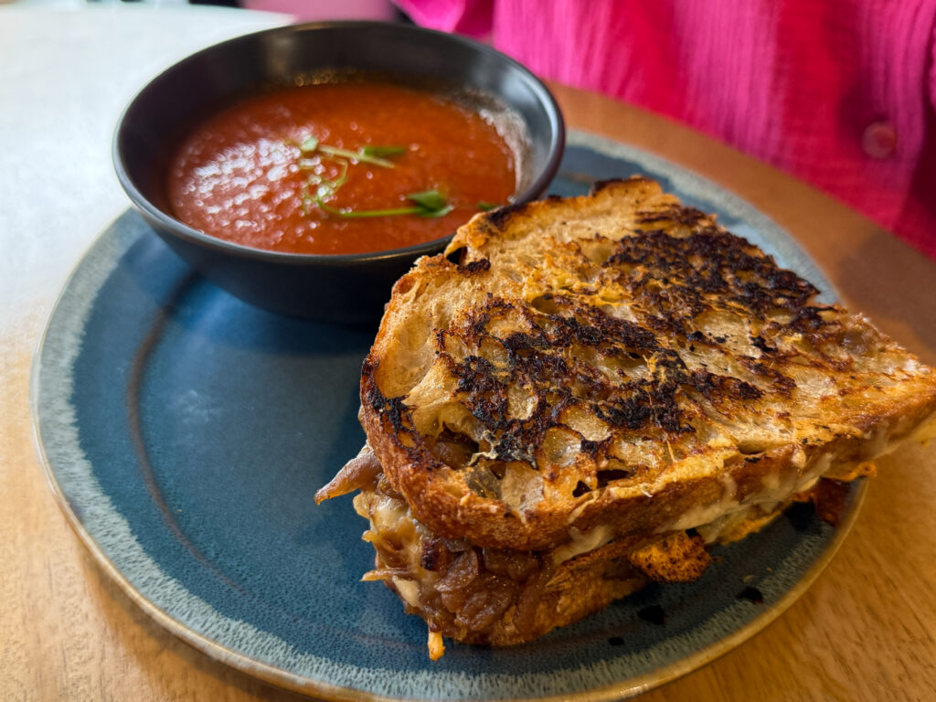 grilled cheese et sa soupe a la tomate
