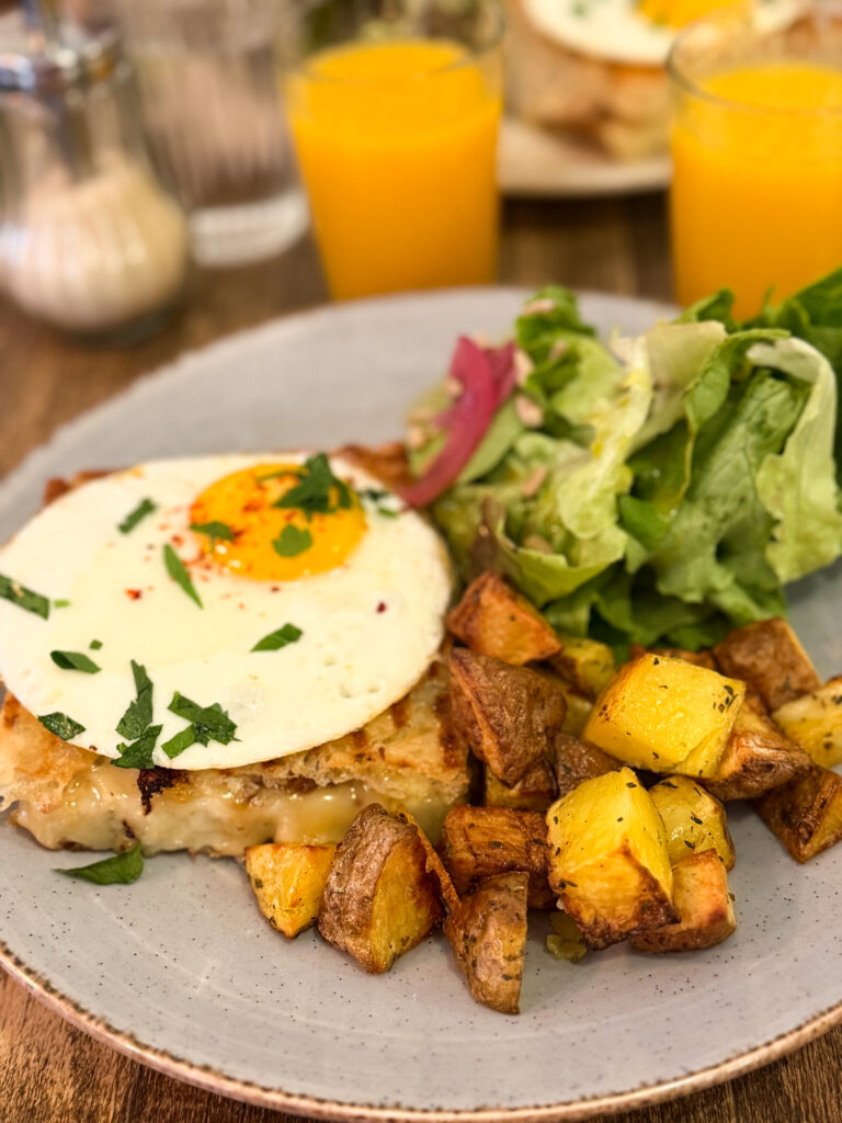un oeuf sur le plat avec des pommes de terre sautés, et de la salade