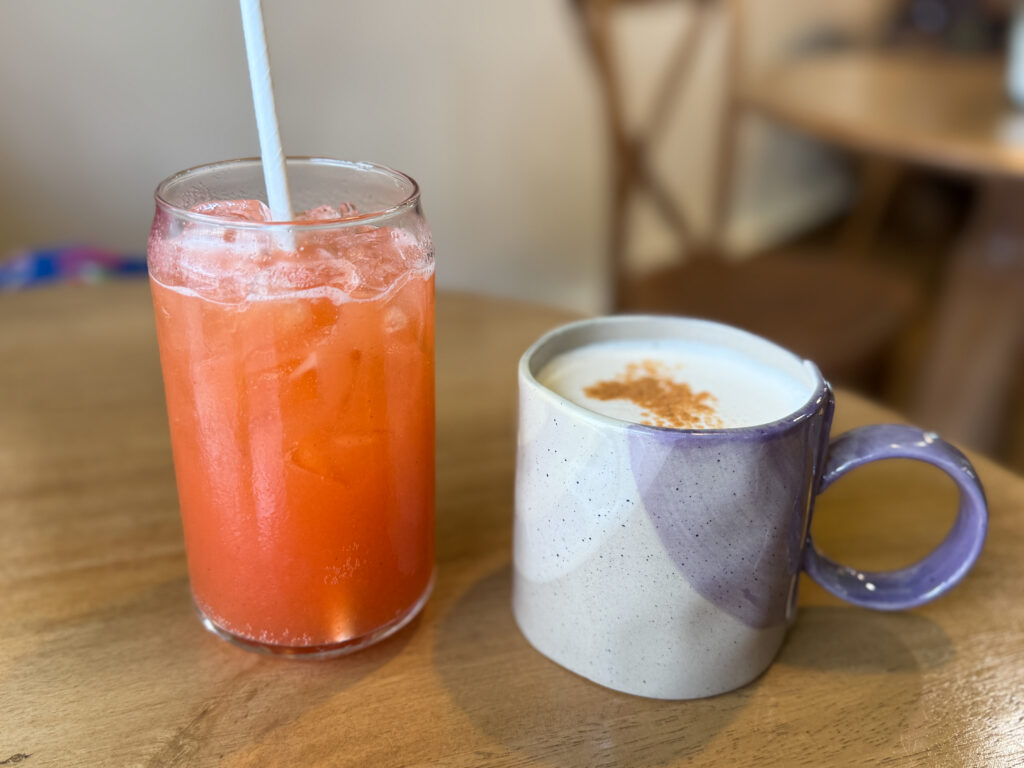 une tasse de chaï latte et une limonade