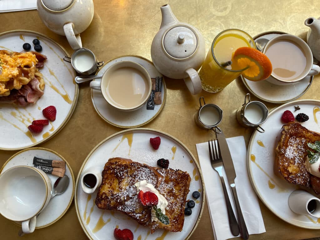 Une photo prise en hauteur des pains perdus, brunch anglais.