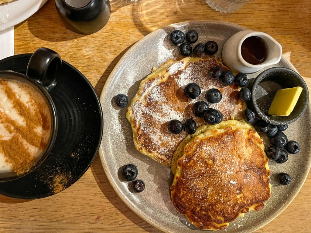 Une photo de bons pancakes avec du sirop d'érable