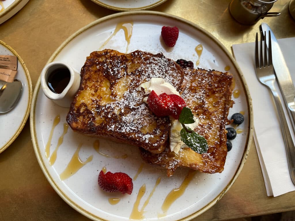 pain perdu avec fraises et chantilly