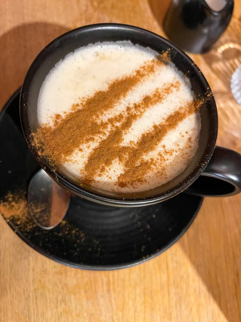 une tasse de chaï latte